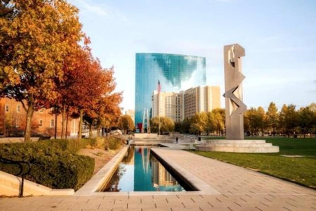 Free Parking! Downtown King Suite Lucas Oil- Conv Center Skywalk#1 Індіанаполіс Екстер'єр фото