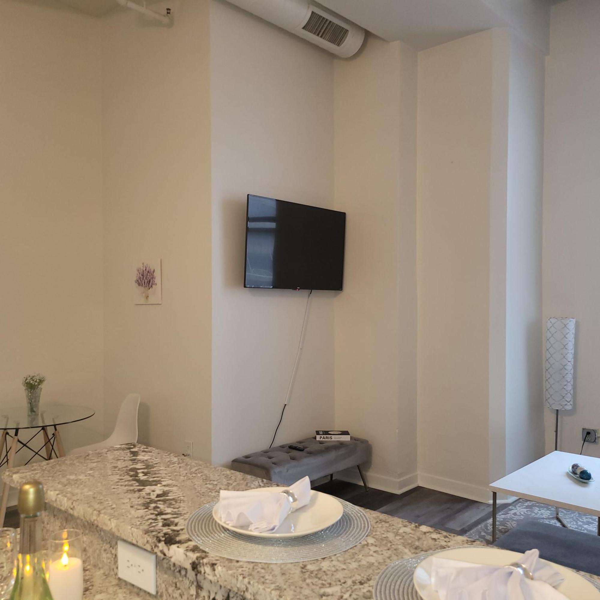 Free Parking! Downtown King Suite Lucas Oil- Conv Center Skywalk#1 Індіанаполіс Екстер'єр фото