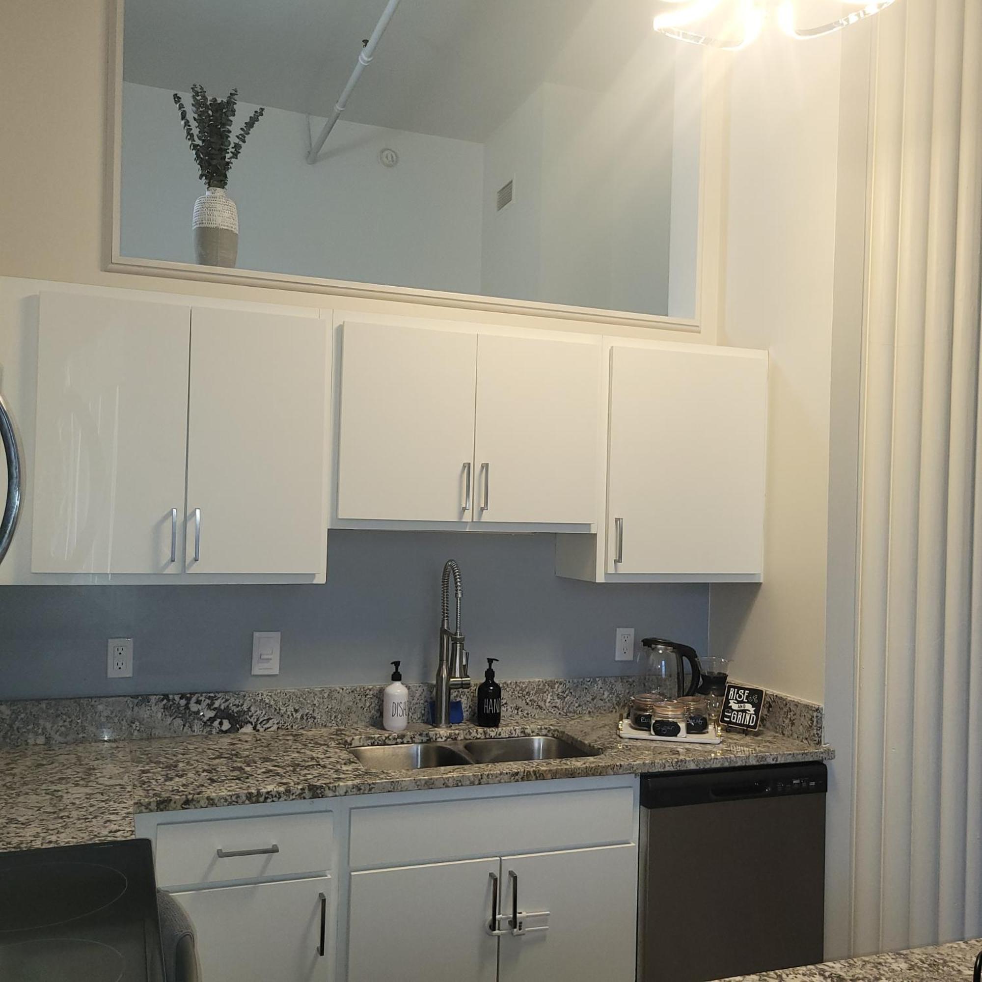 Free Parking! Downtown King Suite Lucas Oil- Conv Center Skywalk#1 Індіанаполіс Екстер'єр фото