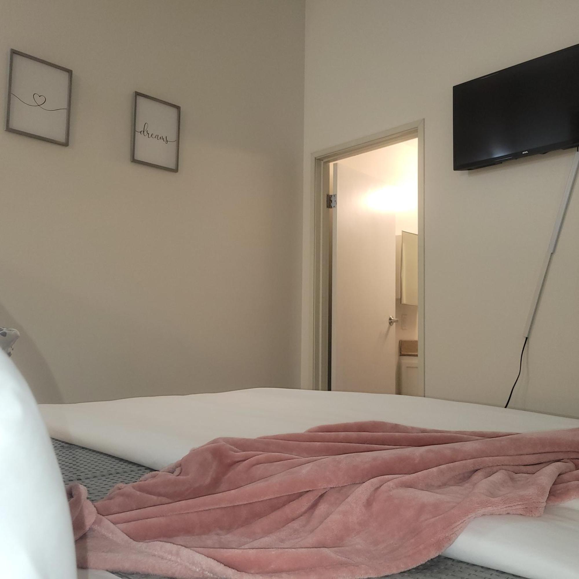 Free Parking! Downtown King Suite Lucas Oil- Conv Center Skywalk#1 Індіанаполіс Екстер'єр фото